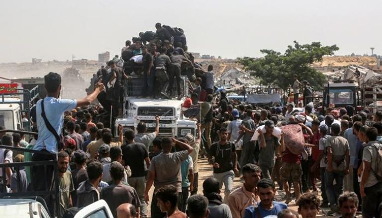 فلسطينون في غزة يتجمعون للحصول على مساعدات - أ.ف.ب