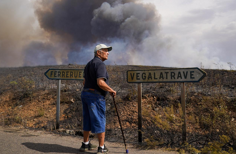 فتاة تغمس رأسها في مياه نافورة قوية للتبريد من حرارة الطقس