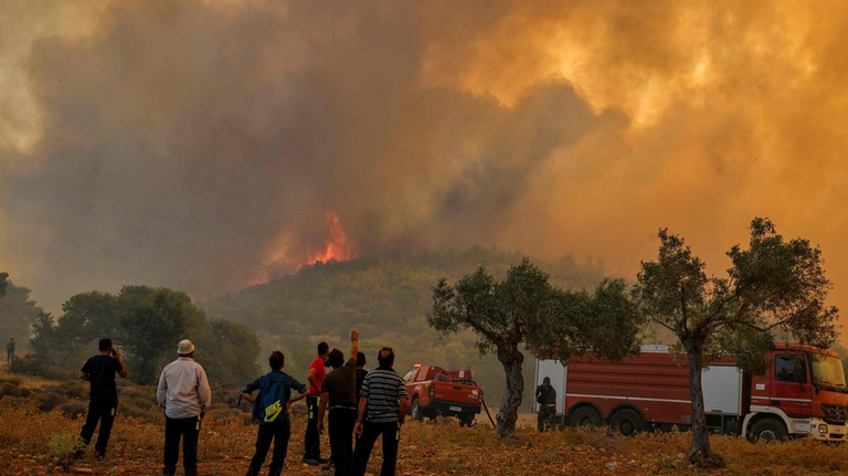 فتاة تغمس رأسها في مياه نافورة قوية للتبريد من حرارة الطقس