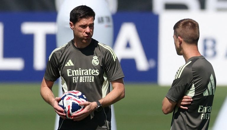 تشابي ألونسو مع لاعبي ريال مدريد