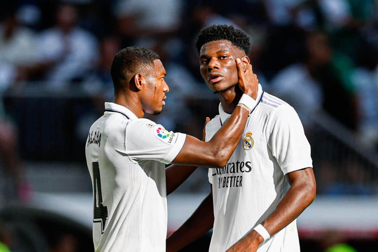 تشابي ألونسو مع لاعبي ريال مدريد