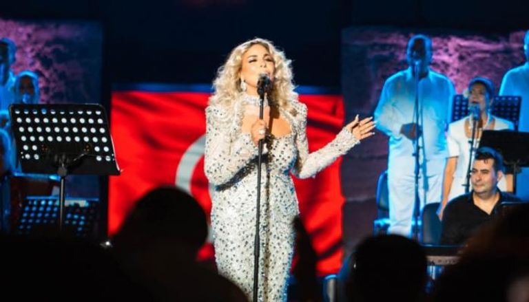 الفنانة التونسية صوفيا صادق