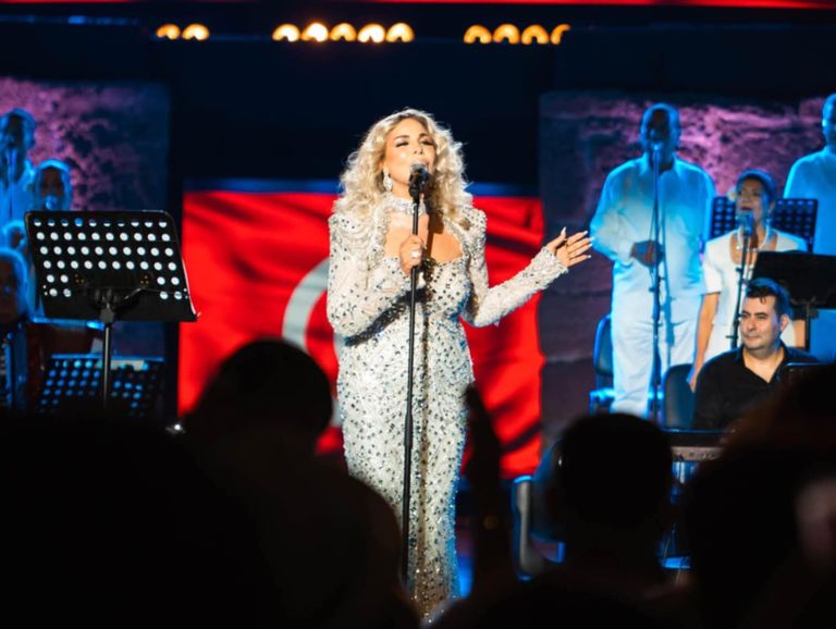 الفنانة التونسية صوفيا صادق