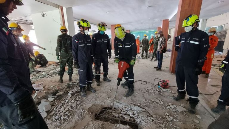 فريق الانقاذ الإماراتي يواصل عمليات إطفاء حرائق الغابات في ألبانيا