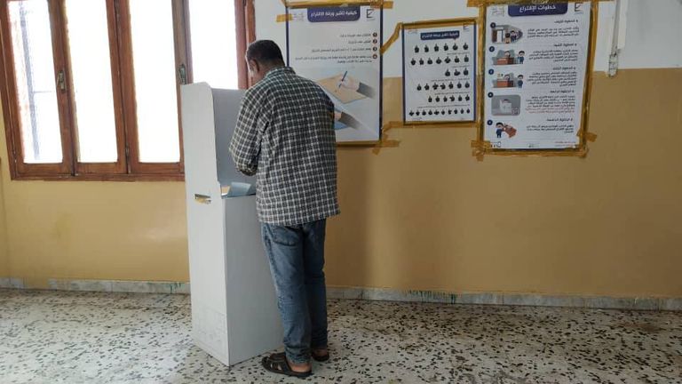 لجنة انتخابية في اقتراع البلديات الليبية بمرحلتها الثانية
