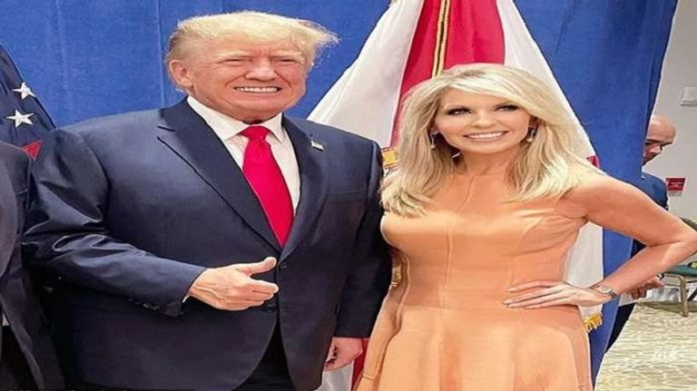 مونيكا كراولي تصافح بوتين