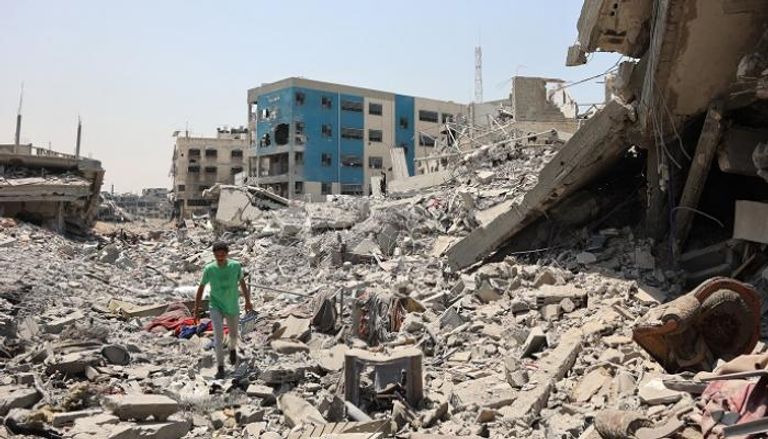 فلسطيني وسط الأنقاض في غزة - أ.ف.ب