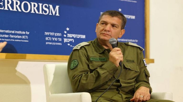 فلسطيني وسط الأنقاض في غزة - أ.ف.ب