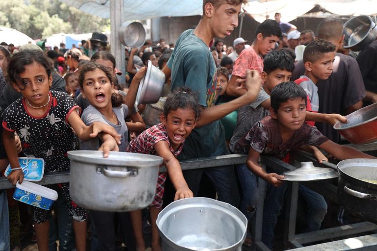 فتاة فلسطينية تبحث عن أشياء لجمعها في مكب نفايات بغزة