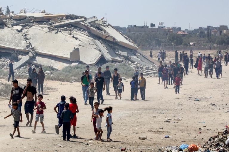 فتاة فلسطينية تبحث عن أشياء لجمعها في مكب نفايات بغزة