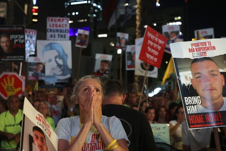 فتاة فلسطينية تبحث عن أشياء لجمعها في مكب نفايات بغزة