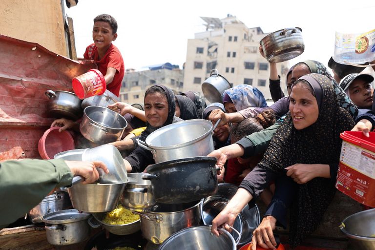 طفلة فلسطينية تملأ زجاجات مياه في غزة