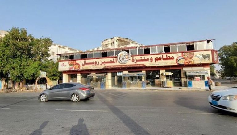 أحد مطاعم المأكولات التي أفلست في الحديدة بسبب جبايات الحوثيين