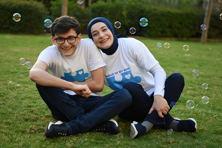 العازف اللبناني محمود حجازي ووالدته