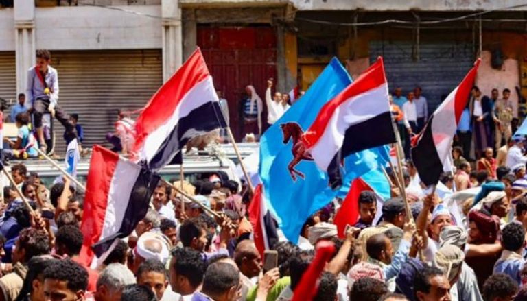 أنصار حزب المؤتمر يرفعون العلم اليمني - أرشيفية