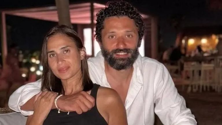 كريم محمود عبدالعزيز وزوجته