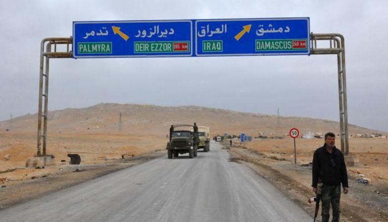عناصر مسلحة على الطريق إلى دير الزور - أرشيفية