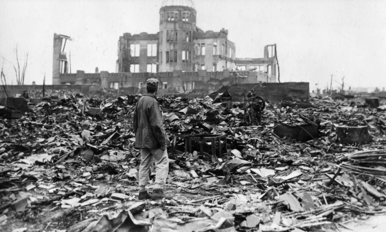 جنود يتابعون انفجارا نوويا في جزر مارشال