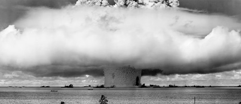 جنود يتابعون انفجارا نوويا في جزر مارشال