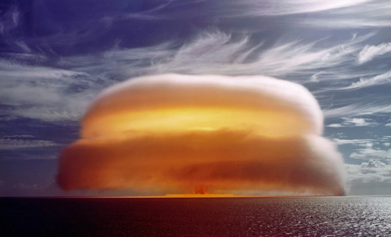 جنود يتابعون انفجارا نوويا في جزر مارشال