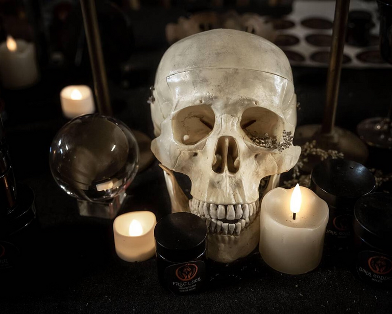 جمجمة بشرية معروضة للبيع في سوق البراغيث الشيطاني في كامدن، لندن هنري سكراغ يملأ متجره بمقتنيات «مروعة» من بقايا الجثث