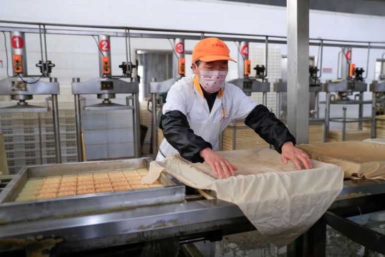 حصاد فول الصويا من حقل في مزرعة أمريكية (رويترز)