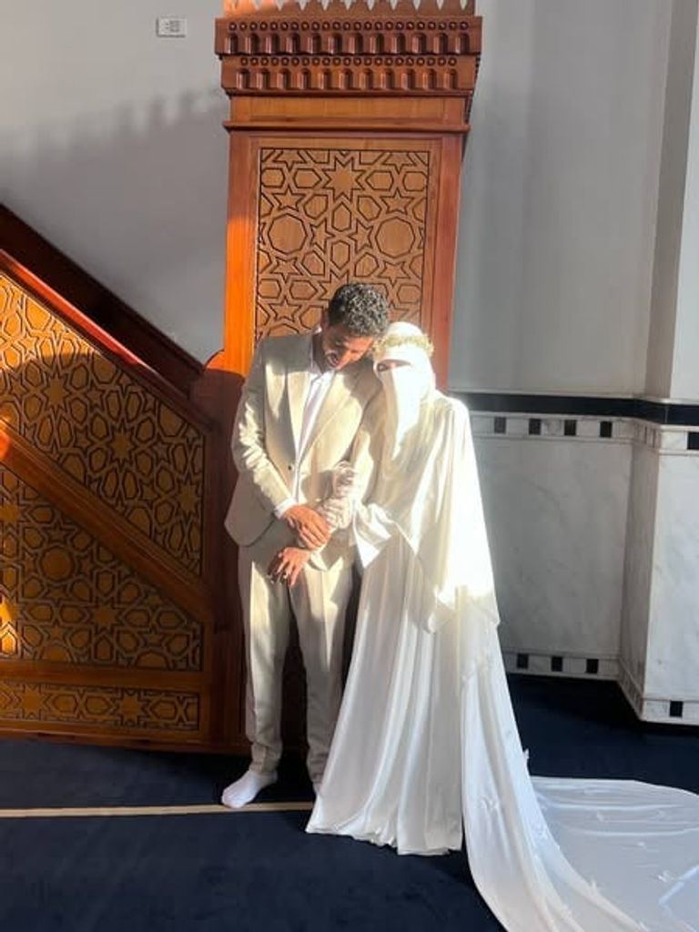 جلسة تصوير زفاف أمام القبلة