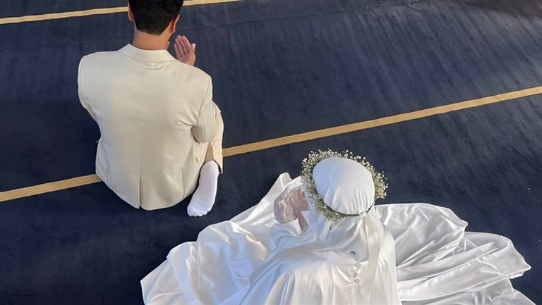 جلسة تصوير عروسين داخل مسجد جلسة تصوير عروسين داخل مسجد