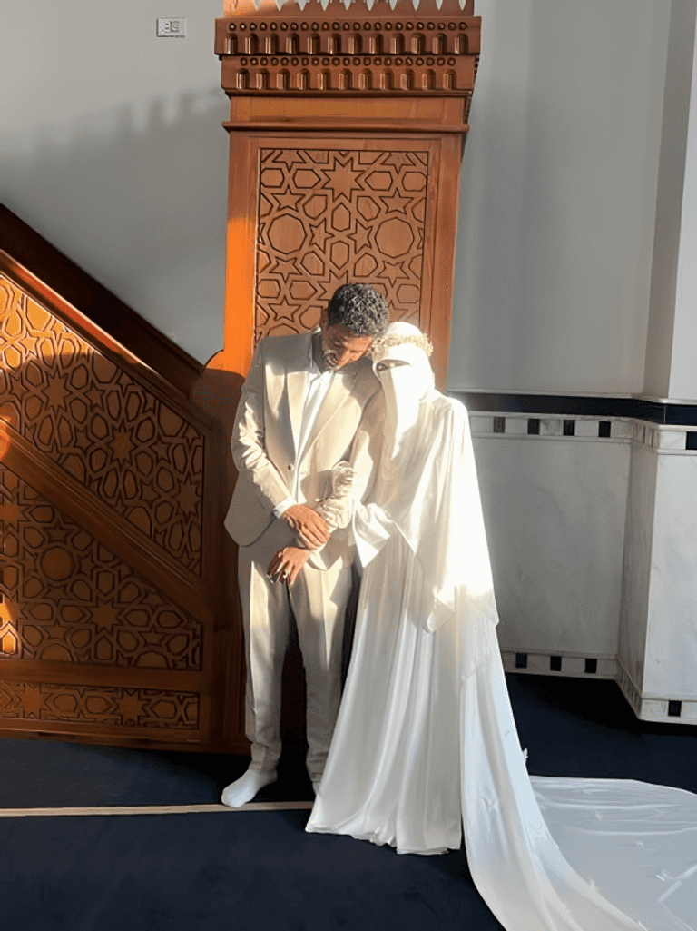 جلسة تصوير عروسين داخل مسجد