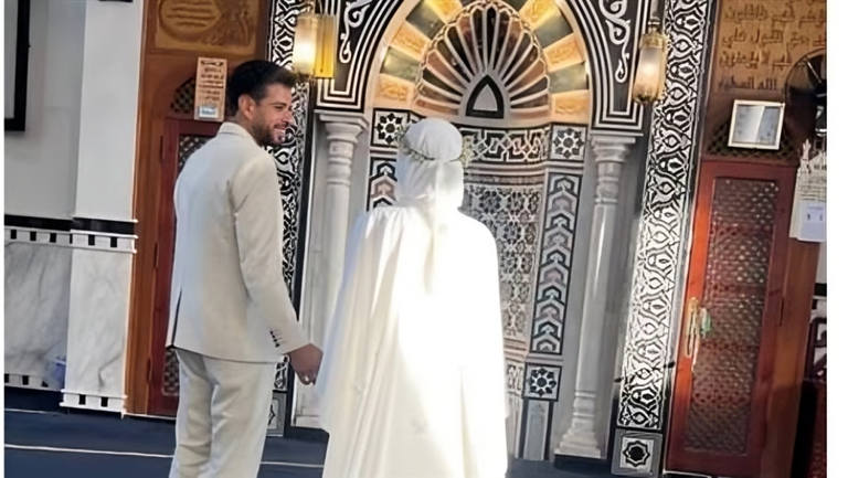 جلسة تصوير عروسين داخل مسجد