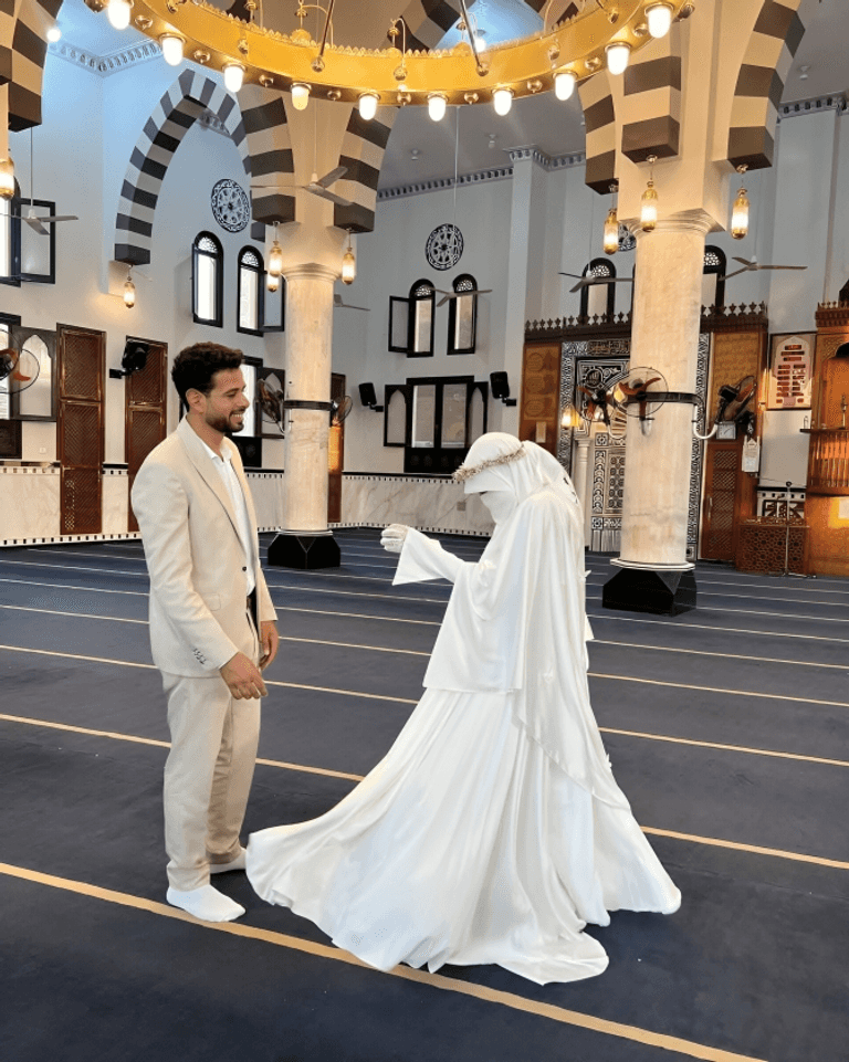جلسة تصوير عروسين داخل مسجد