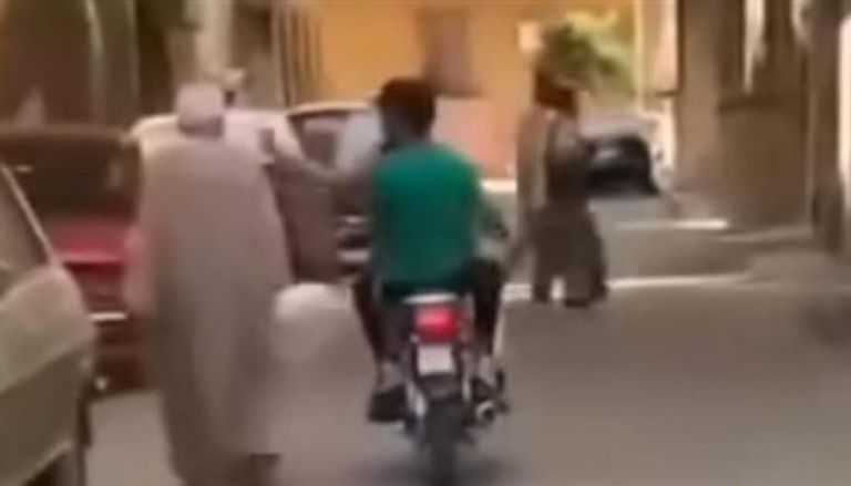 لقطة من الفيديو الصادم 