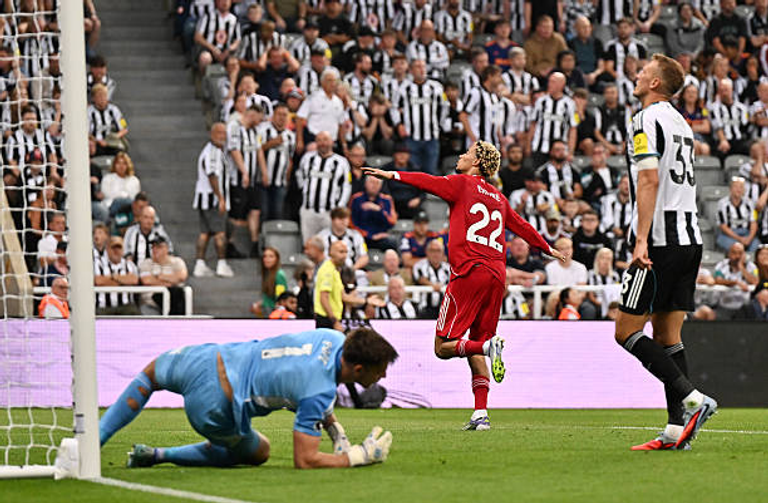 ليفربول يفوز على نيوكاسل بسيناريو جنوني