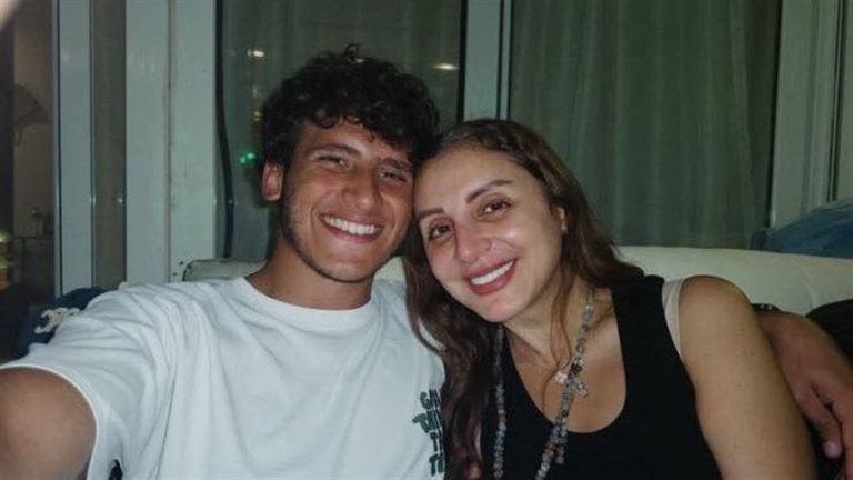 أنغام رفقة نجليها عقب العودة من رحلة علاج