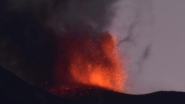 بركان إتنا في صقلية