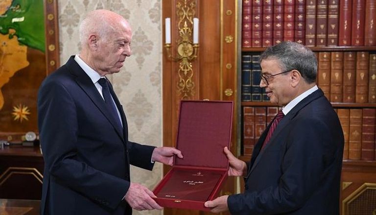  الرئيس التونسي قيس سعيد خلال لقائه محافظ البنك المركزي