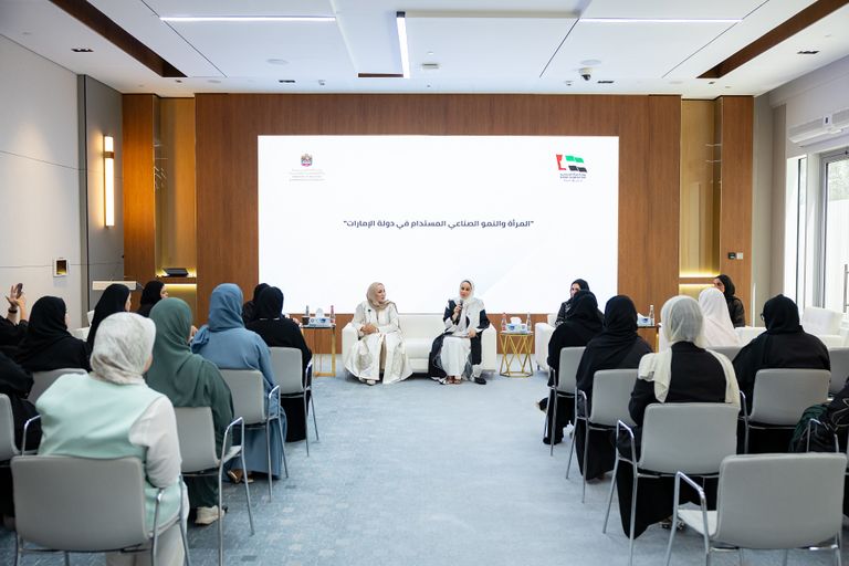 جانب من الجلسة الحوارية جانب من الجلسة الحوارية