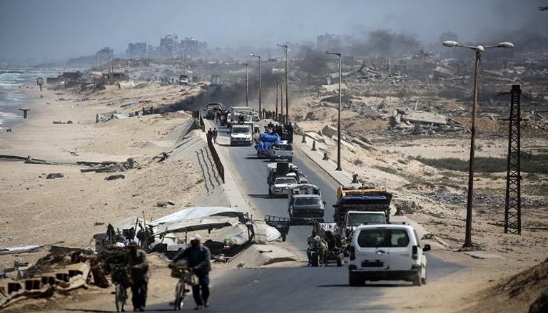 نازحون فلسطينيون يفرون من غزة باتجاه المناطق الجنوبية من القطاع