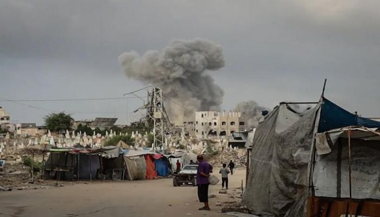 دخان يتصاعد بعد قصف إسرائيلي للقطاع