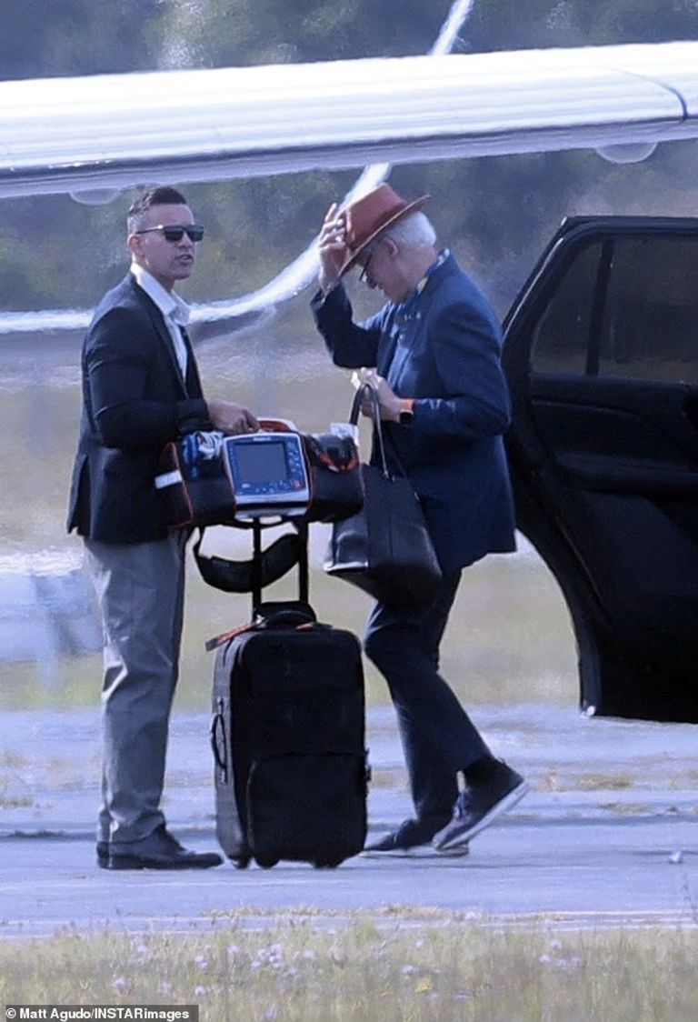 بيل كلينتون أثناء مغادرته المطار (ديلي ميل)