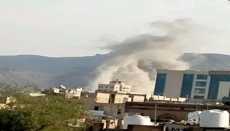 آثار الغارة التي استهدفت قيادات الحوثي في صنعاء