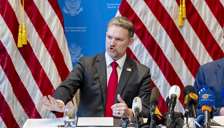 الرئيس الأمريكي دونالد ترامب وفي الخلفية ميناء به حاويات بضائع - تعبيرية