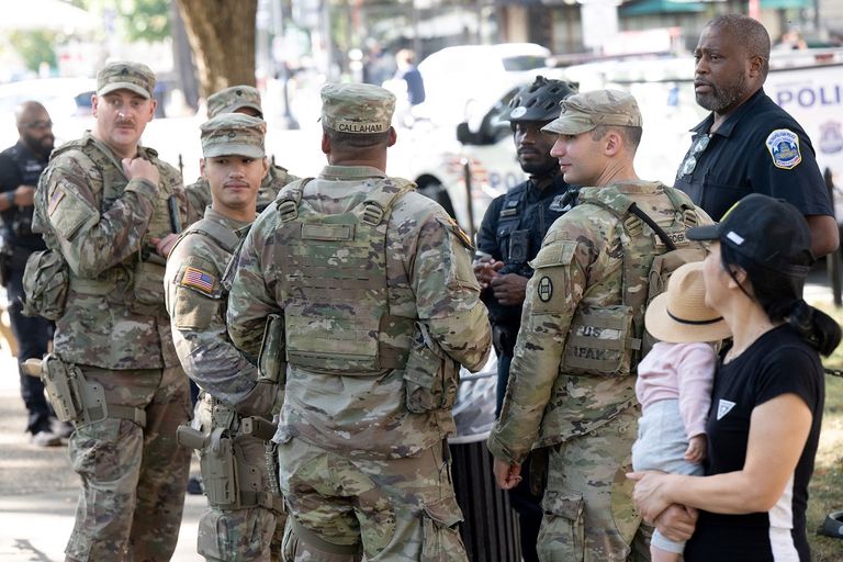 أحد أفراد الجيش الأمريكي قرب متظاهر أمام البيت الأبيض