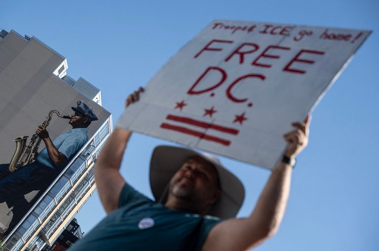 أحد أفراد الجيش الأمريكي قرب متظاهر أمام البيت الأبيض