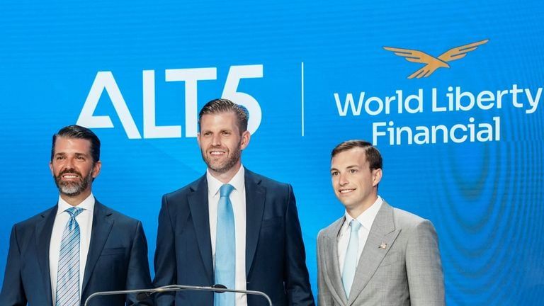 زاك ويتكوف، المؤسس المشارك والرئيس التنفيذي لشركة وورلد ليبرتي فايننشال، ودونالد ترامب الابن وإريك ترامب - رويترز شعار WLFI - موقع theblock