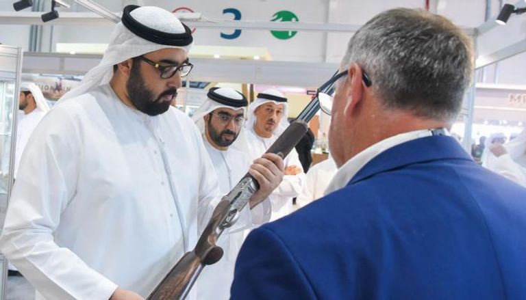 ولي عهد أم القيوين يزور معرض أبوظبي الدولي للصيد والفروسية