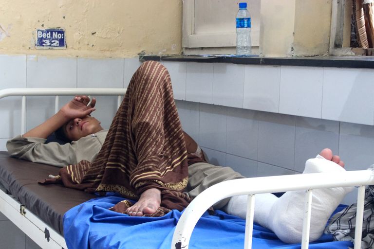 أحد المصابين في زلزال أفغانستان