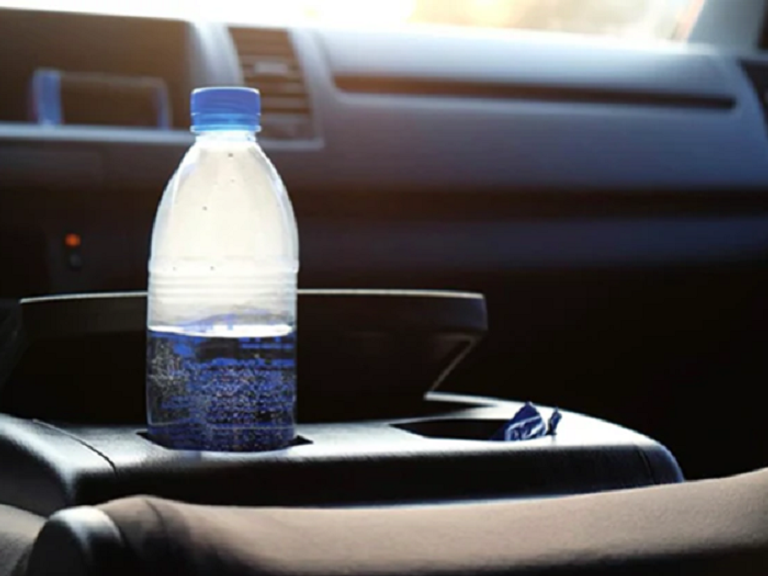زجاجة الماء في سيارتك قد تسمم جسدك ببطء