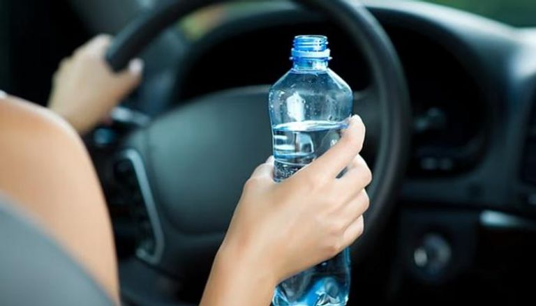 زجاجة الماء في سيارتك قد تسمم جسدك ببطء