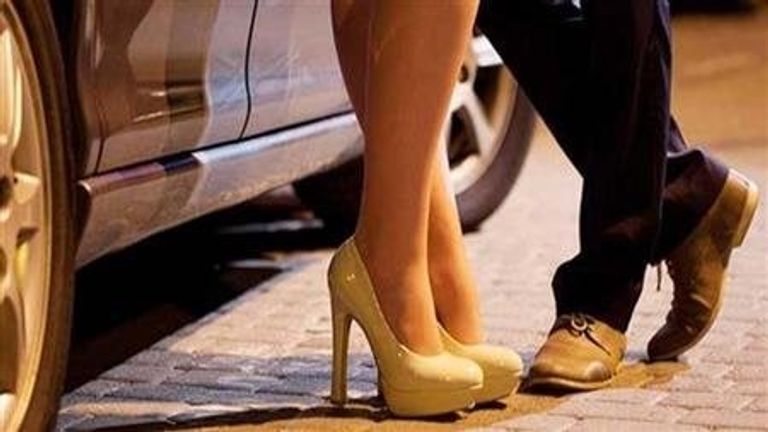 ضبط زوجين ينشران مقاطعهما عبر تطبيقات عالمية مخلة